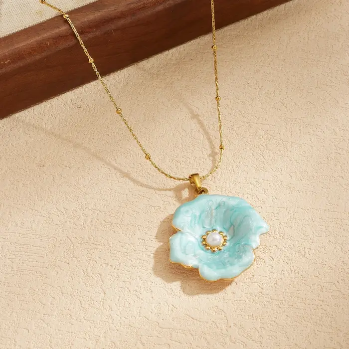 DIEYURO Collier pendentif en acier inoxydable plaqué or 18 carats avec incrustation de fleurs en émail et perles