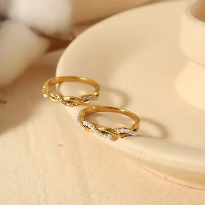 Bague torsadée fine en acier inoxydable plaquée or avec zirconia pour femmes occasions spéciales soirée cocktail