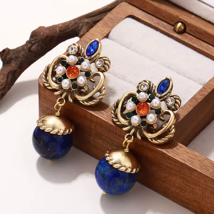 Boucles d'oreilles pendantes en Lapis Lazuli d'inspiration vintage avec des accents de perles et de 