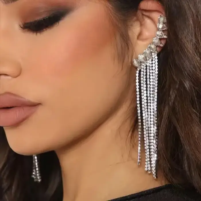 Boucles d'oreilles à pampilles longues exagérées avec diamants intégrés