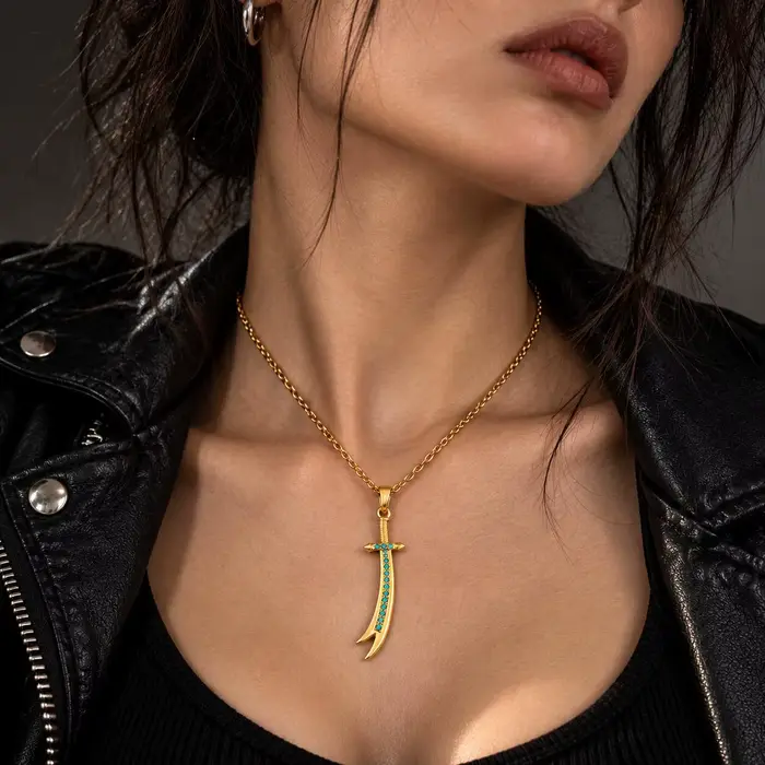 Collier épée pour femmes, pendentif statement en acier inoxydable plaqué or avec zirconium cubique b