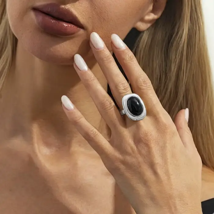 Bague ouverte vintage avec pierre rouge audacieuse, géométrique minimaliste et élégante, couleur bor