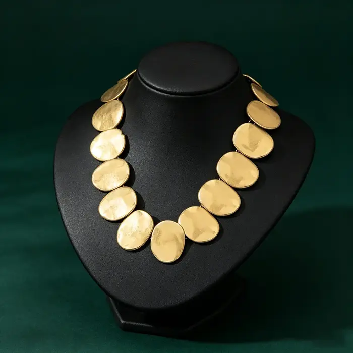 Collier plaqué or avec pendentif disque rond en alliage de zinc durable pour femmes style vintage chic grandes occasions à offrir