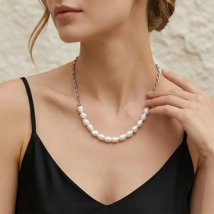 Collier ras du cou E.B.belle en perles baroques