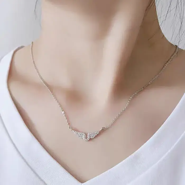 Collier élégant avec pendentif aile d'ange