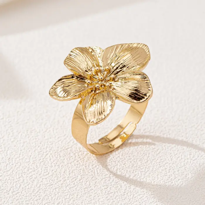 Une bague pour femme, ouverture en métal fleuri, bague de taille réglable, adaptée à un usage quotid