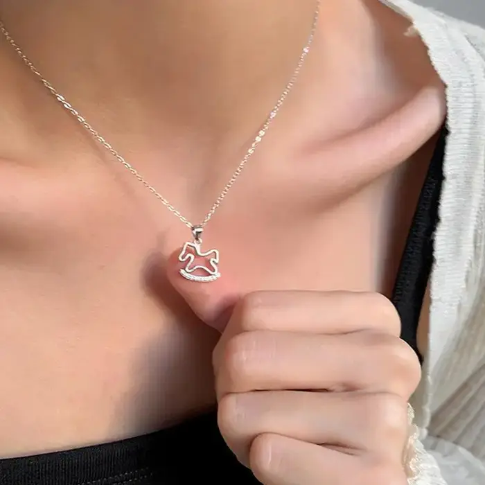 Collier cheval en acrylique épuré avec zircon pour femmes style unique et durable pour toutes occasions