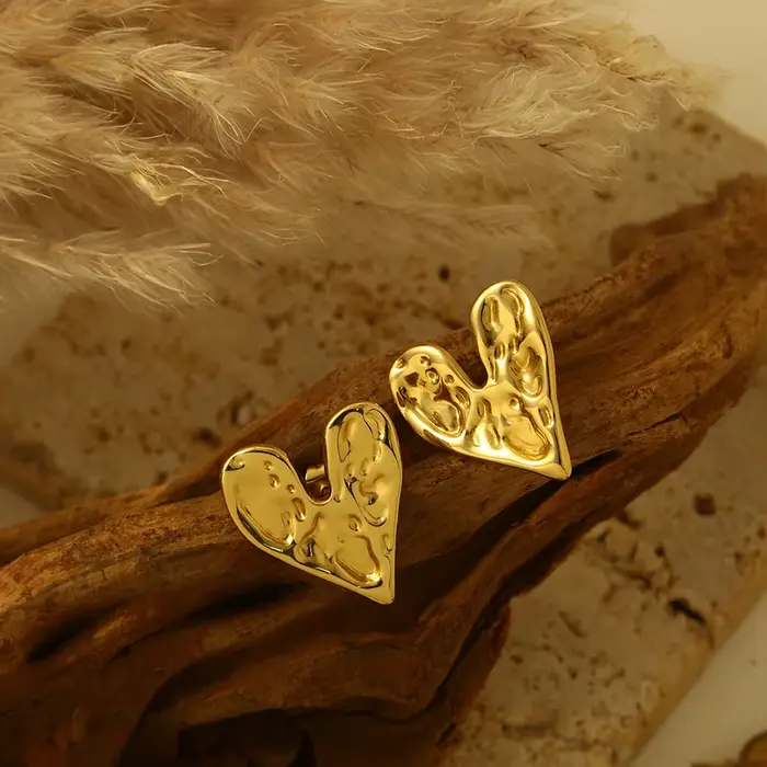 Boucles d'oreilles plissées plaquées or avec un design en forme de cœur, parfaites pour un usage quo