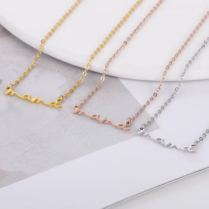 Collier pendentif petite lettre « Maman » pour la Fête des Mères