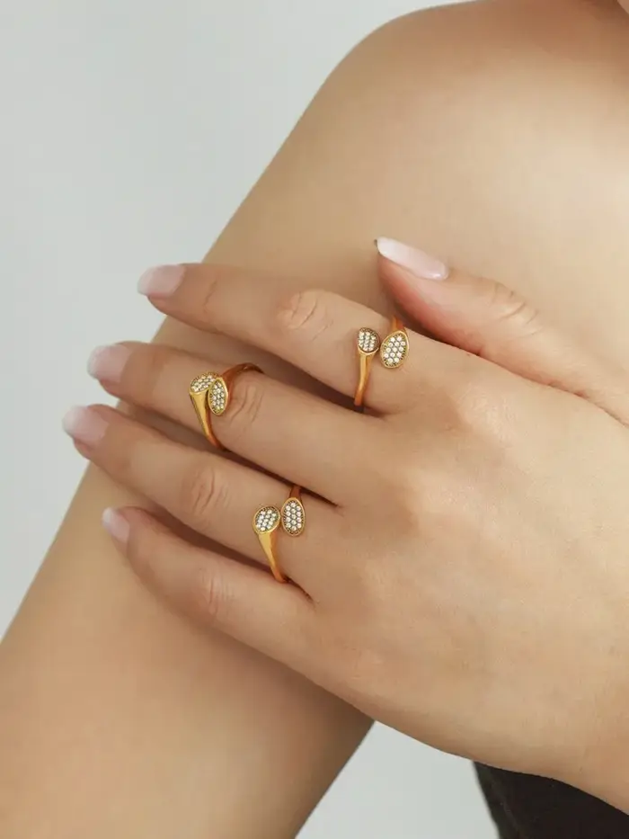 Bague en acier inoxydable plaquée or 18 carats sertie de zirconium brillant pour femmes style moderne et élégant pour soirée et occasions spéciales