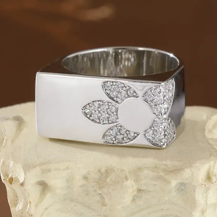 Bague en cuivre de style géométrique moderne avec incrustation florale de pierres précieuses artificielles