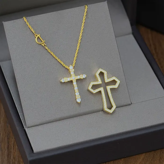 Collier pendentif croix épaisse avec croix entièrement sertie de zircons, style gothique, plaqué or de qualité, bijoux de luxe unisexe, colliers ras du cou délicats