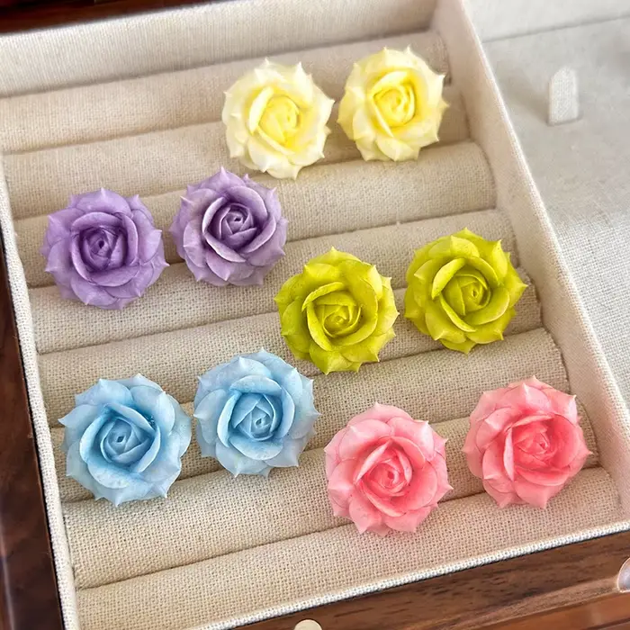 Boucles d'oreilles clous romantiques et élégantes en résine en forme de rose pour femmes, boucles d'oreilles minimalistes à pétales doux, accessoires de bijoux pour usage quotidien, cadeaux