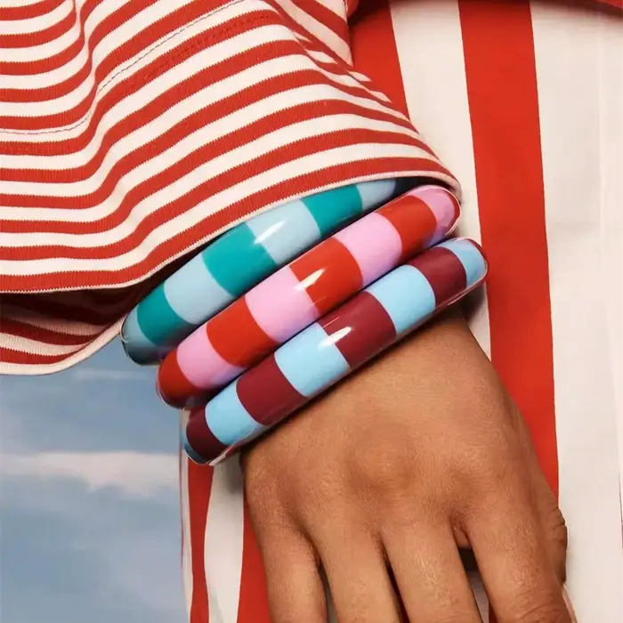 Bracelet en résine rayée palette de couleurs pour femmes minimaliste design moderne occasion spéciale bijoux superposés