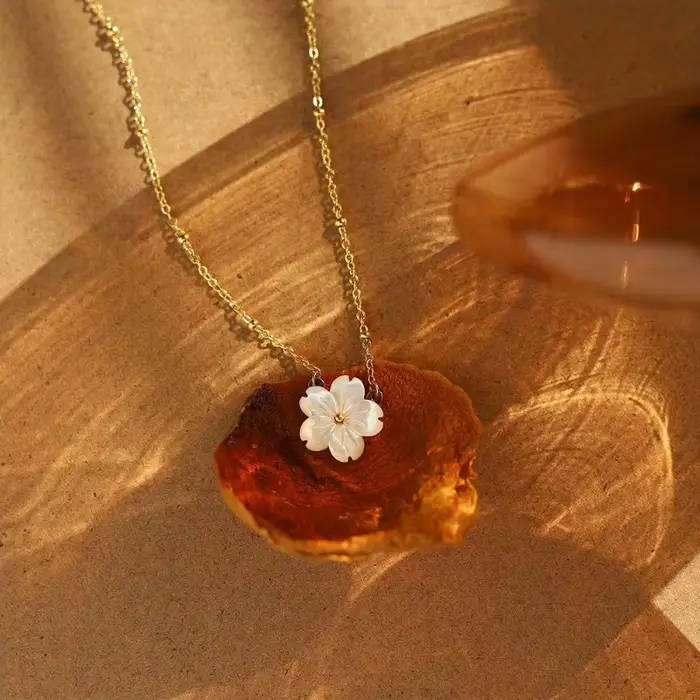 Collier pendentif fleur blanche en acier inoxydable plaqué or, cadeau d'anniversaire, résistant au ternissement, imperméable, hypoallergénique