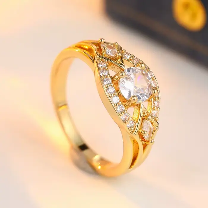 Bague de fiançailles de luxe légère, incrustation de zircon cubique exquis, bague classique plaquée 