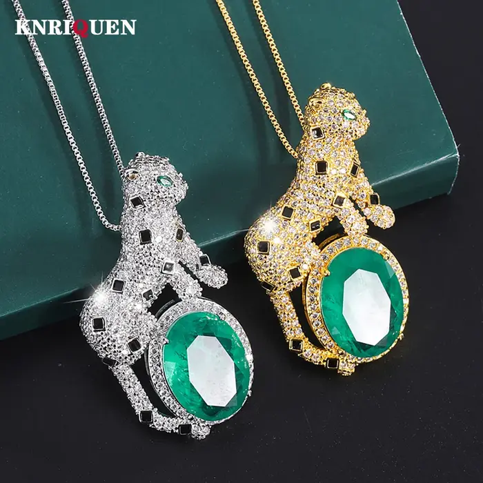 Collier pendentif léopard en pierre émeraude pour femme