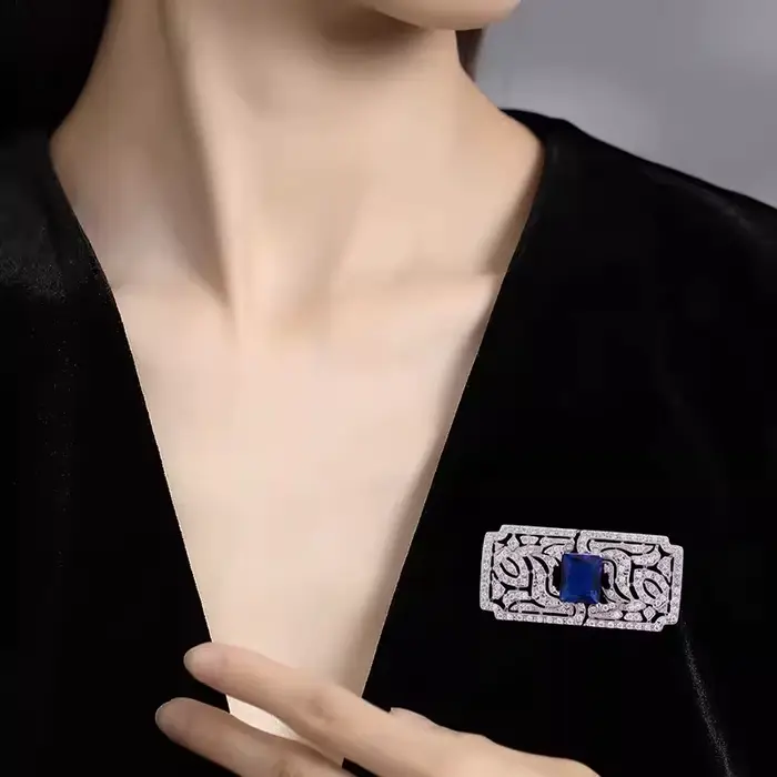 Broche carrée sculptée creuse pour femmes