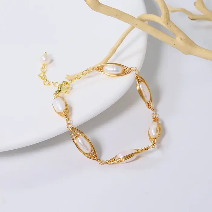 Bracelet de perles naturelles enveloppées de fil d'or
