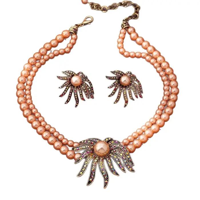 Parure de bijoux exagérée avec pendentif corail et perles