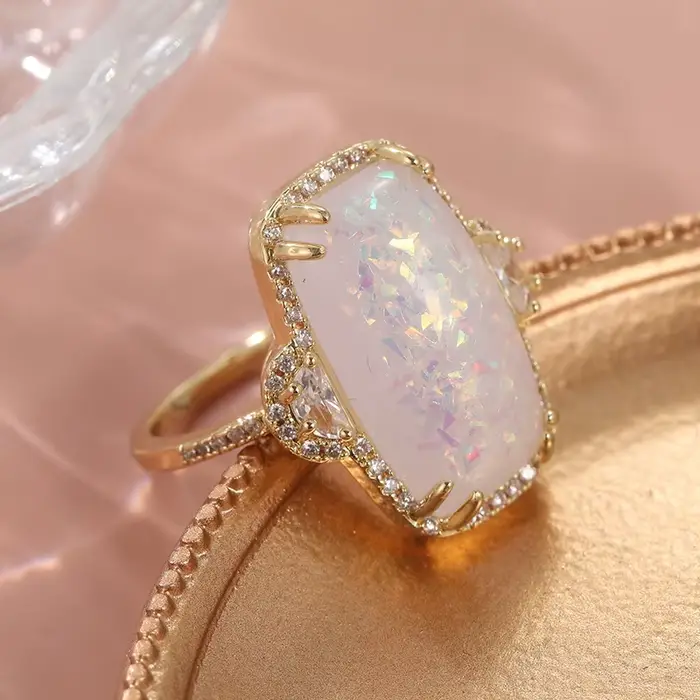 Bague élégante classique incrustée d'opale synthétique blanche plaquée or pour femme