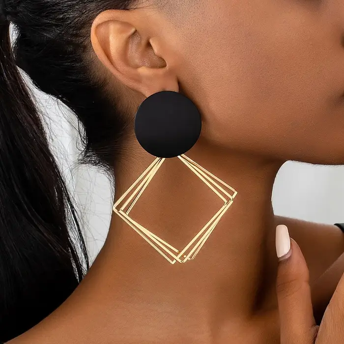 Une paire de boucles d'oreilles pour femmes tendance, sexy, élégantes, décontractées et polyvalentes