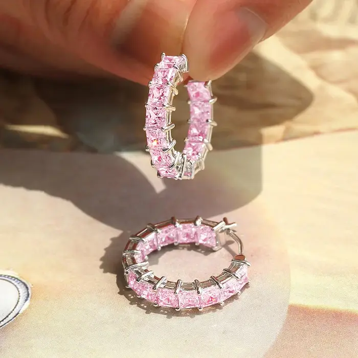 Boucles d'oreilles créoles en zircone cubique, élégantes et intemporelles pour femmes, idéales pour diverses occasions spéciales