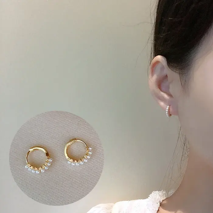 Boucles d'oreilles créoles minimalistes couleur or avec petites perles pour femme et fille