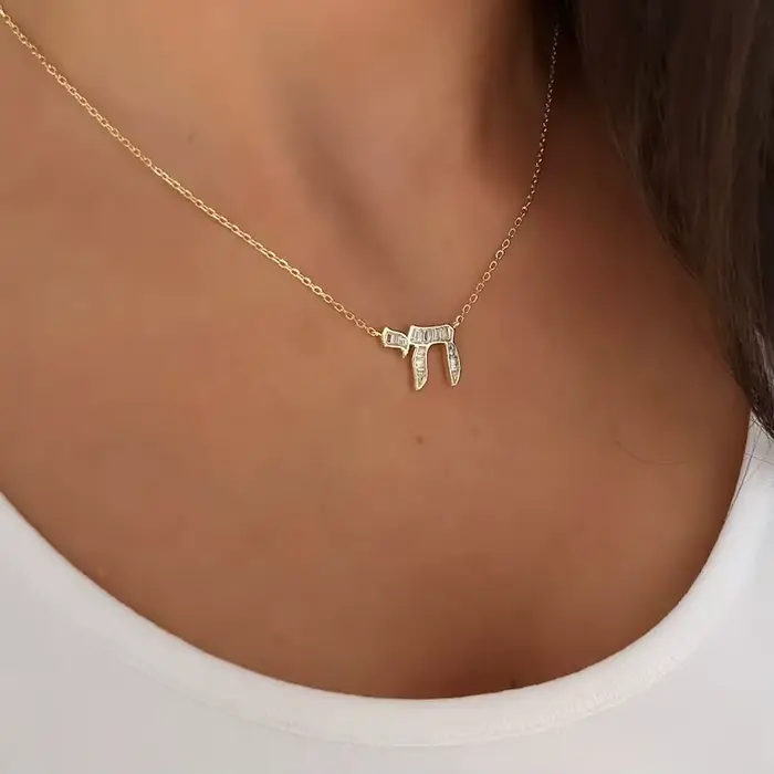 Collier Amulette Chai en Or avec Zircons Scintillants
