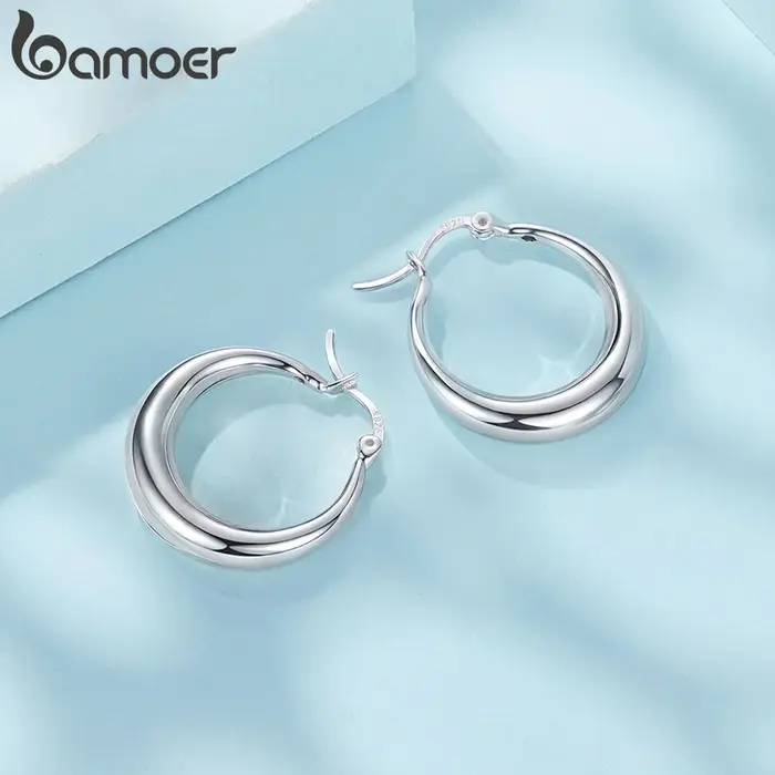 Boucles d'oreilles créoles brillantes hypoallergéniques pour femmes avec motifs floraux classiques bijoux cadeau occasions spéciales
