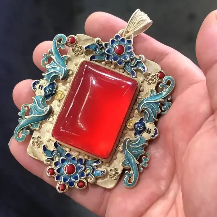 Pendentif vintage en émail cloisonné incrusté d'une gemme carrée rouge