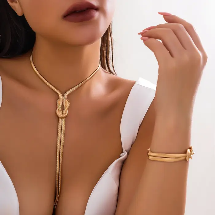 Ensemble de bijoux vintage gothique doré avec collier et boucles d'oreilles pour femmes occasions spéciales mariage soirée élégante