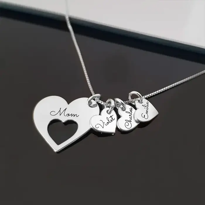 Collier de cœurs avec nom personnalisé pour maman