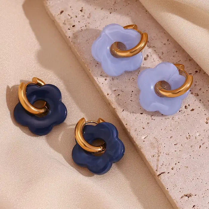 Boucles d'oreilles créoles cercle doré motif fleur colorée en résine acrylique pour femmes mode et élégance occassions spéciales