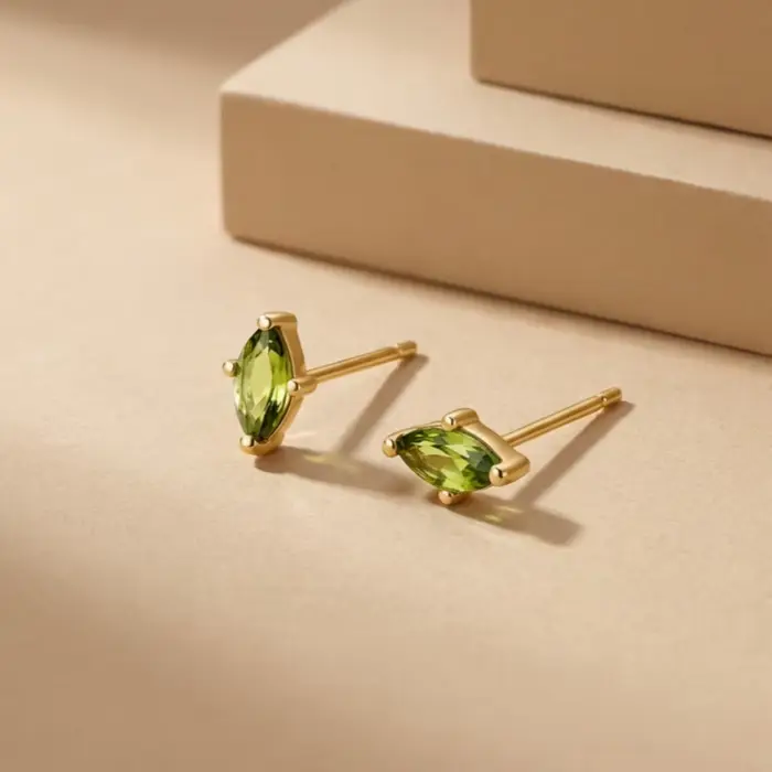 Boucles d'oreilles clous délicates en zircon vert taille marquise pour femmes