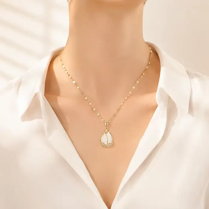 Collier pendentif tulipe plaqué or avec opale et zircon cubique délicat, bijou floral pour femme, idéal pour le quotidien
