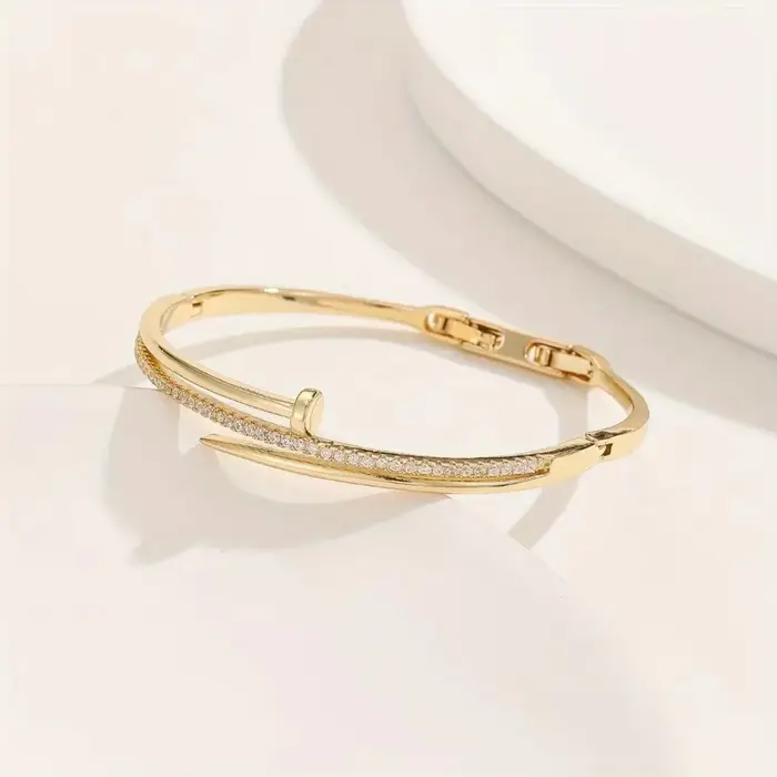 Un bracelet réglable en cuivre incrusté de zircon avec un design doux
