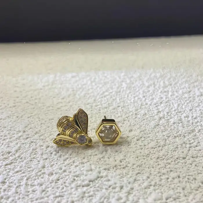 Boucles d'oreilles miniatures luxueuses en forme d'abeille hexagonale asymétrique