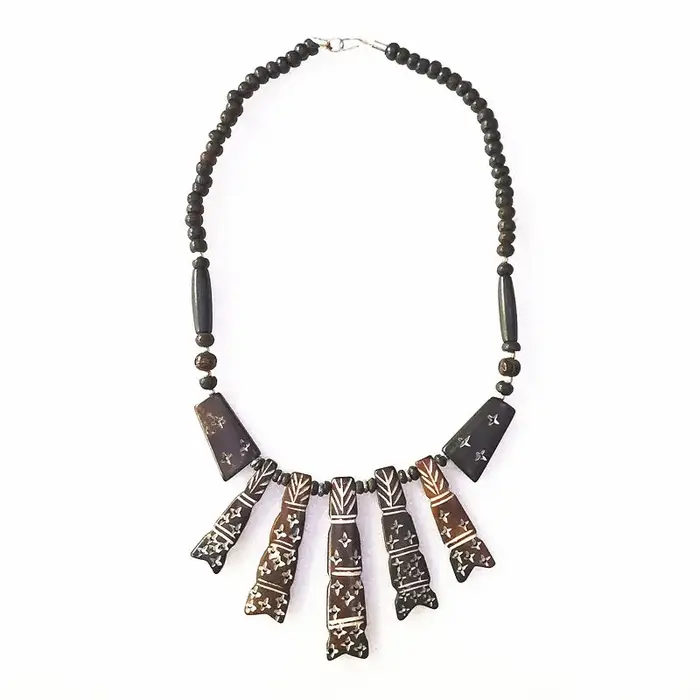 Collier Tribal tibétain fait à la main en os de bœuf sculpté pour femmes avec pendentif goutte d'eau pour occasions spéciales
