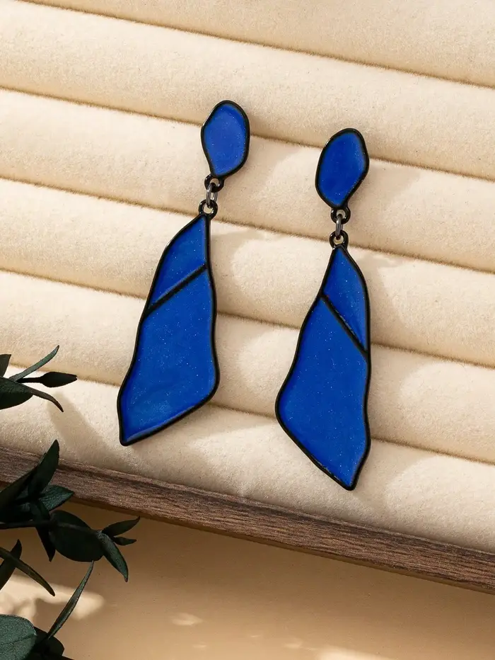 Une paire de boucles d'oreilles noires pour femmes avec un style tendance, sexy, à la mode, décontra