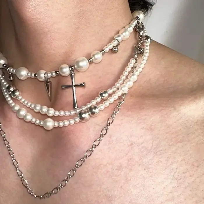Pendentif de collier long en acier titane perle en différentes façons
