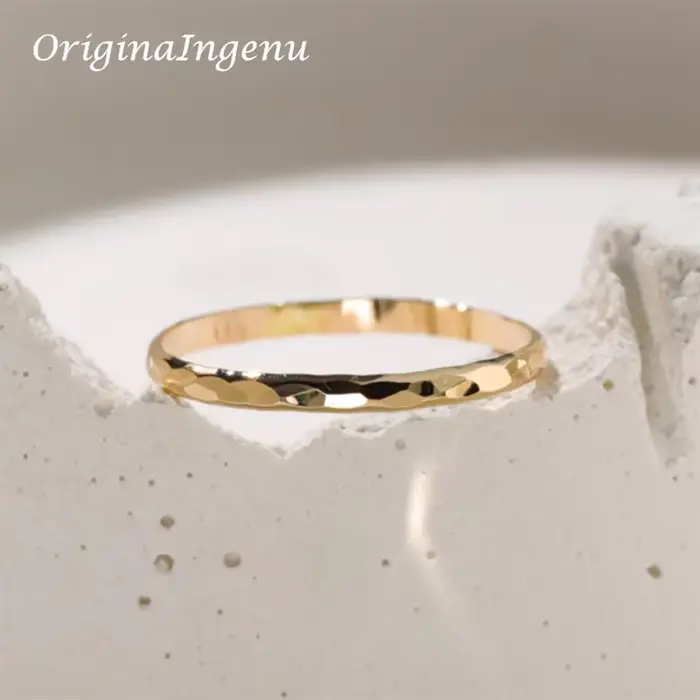 Bague martelée remplie d'or 14 carats, bague de bande faite à la main, bijoux minimalistes, bague dé