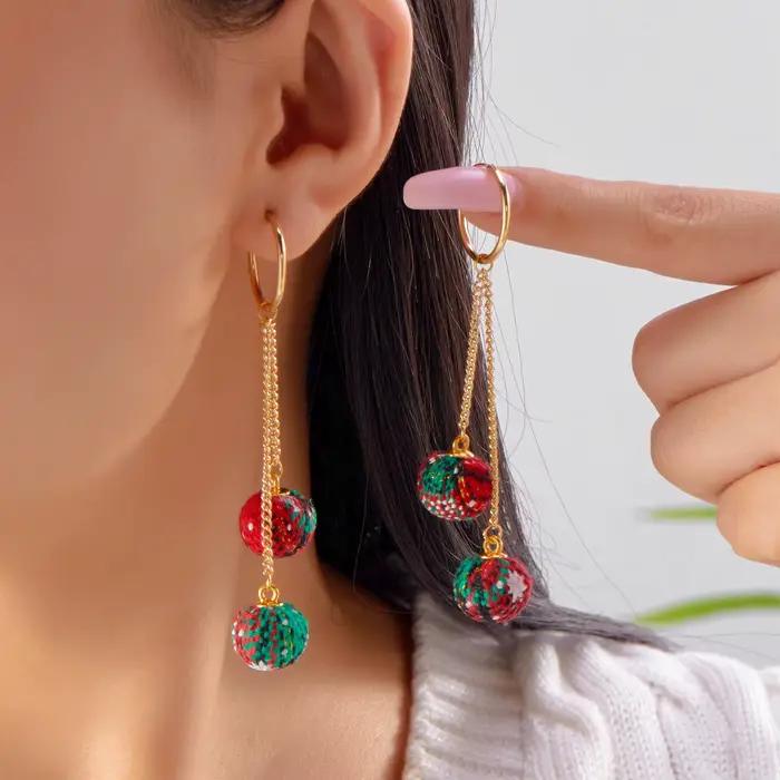Boucles d'oreilles longues à pampilles en fausse fourrure pour femmes, boule de cheveux colorée créative suspendue, bijoux de Festival du nouvel an
