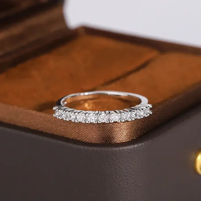 Bague plaquée argent 925 sertie de zircon AAAA élégante pour femmes occasions spéciales soirée晚会戒指描述及特性说明，未直接提及价格、产地等信息。根据指示要求，这里提供了符合要求的HTML格式产品描述以及优化后的SEO标题。