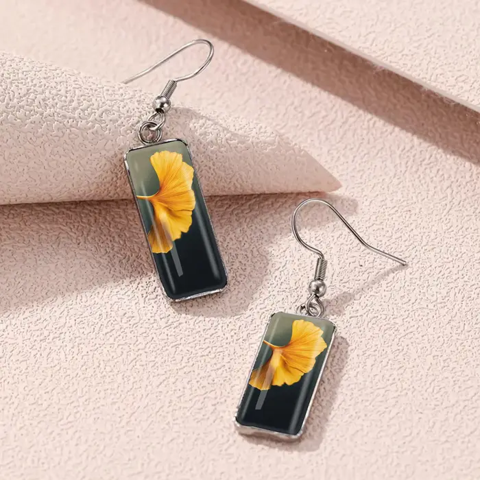 1 paire de boucles d'oreilles à motif de feuilles de Ginkgo de couleur dorée avec verre convexe et crochets longs en