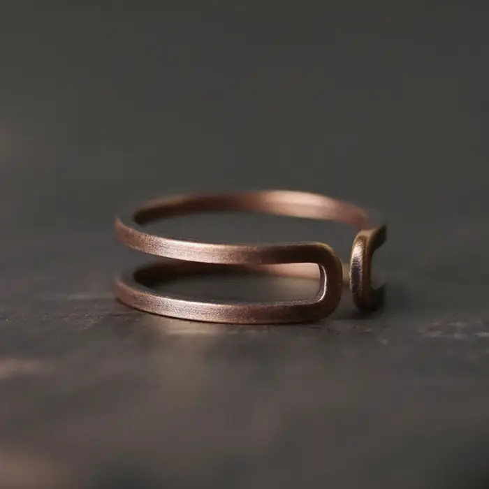 Bague en cuivre massif faite à la main