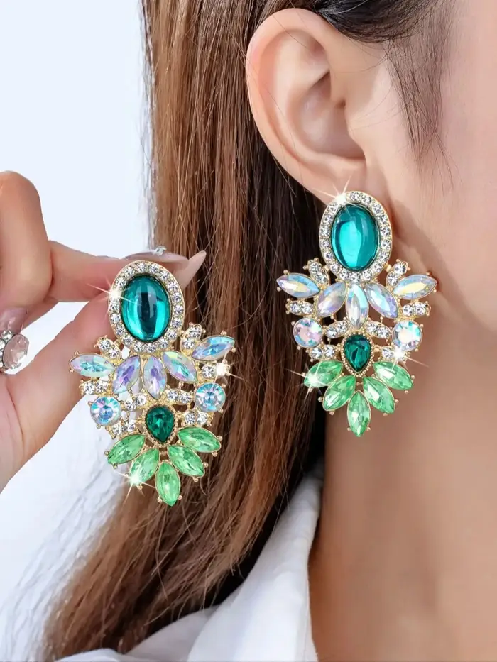 Boucles d'oreilles élégantes, flamboyantes, exagérées, luxueuses et haut de gamme en diamant