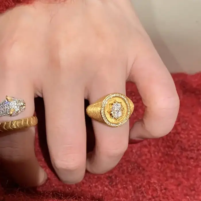 Bague femme scellée et brillante