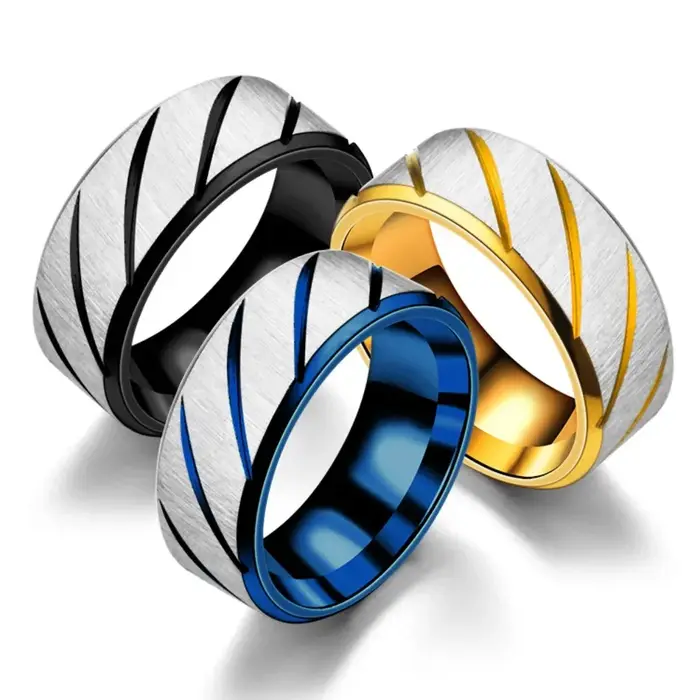 Bague en acier inoxydable avec gravure en sergé