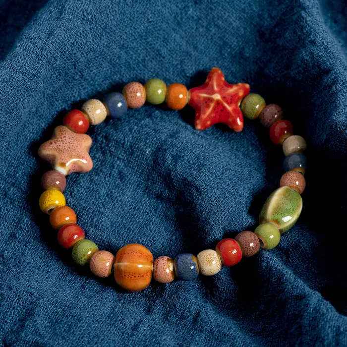 Bracelet de perles en céramique coloré étoile de mer et coquillage fait à la main